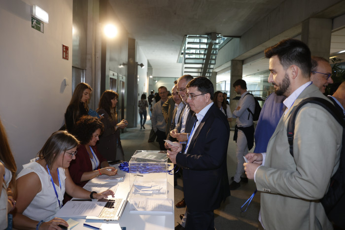 Álvaro García Nograro voting at the General Assembly of the Basque Health Cluster